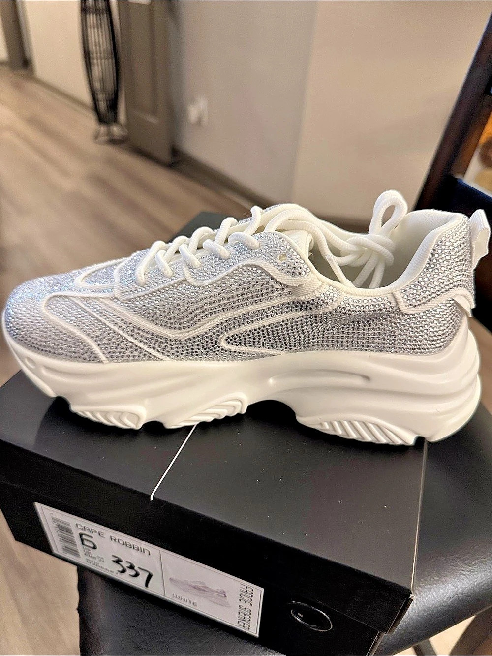 🔥Cape Robbin Eric Rhinestone Sneakers in White & Silver US 6 
Brand New❣️